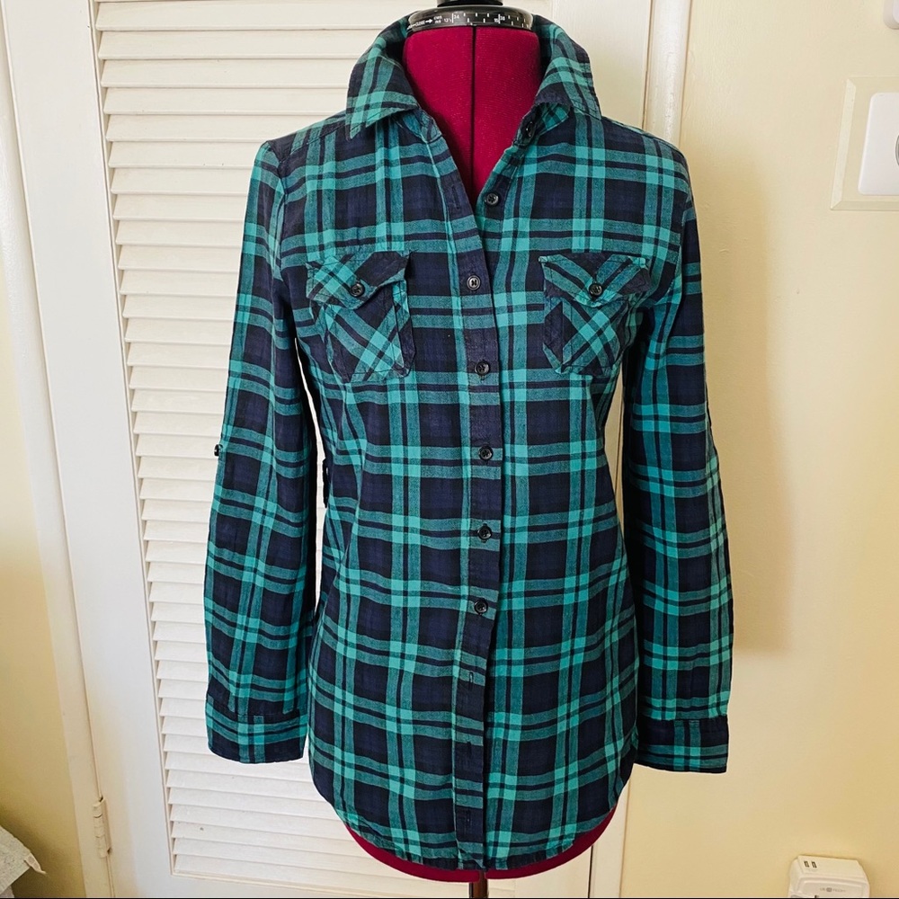 FOREVER 21 Plaid Curve Hem Shirt.  Small.
